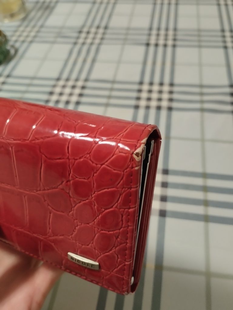 Czerwony błyszczący skórzany portfel damski Nicole długość 15 cm