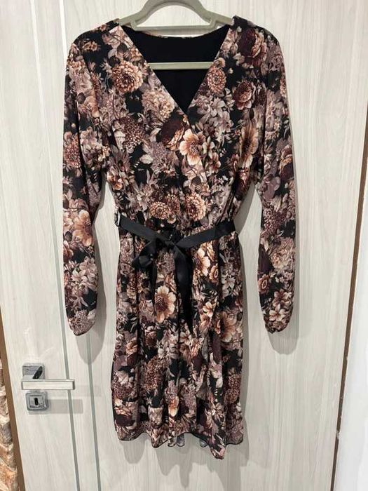 Sukienka w kwiatki liście elegancka Butik Uni S-L