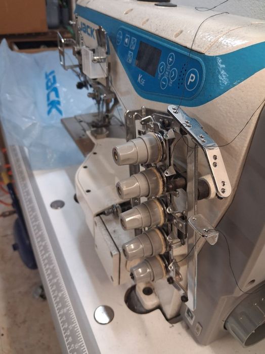 Máquina de bainhas e recobrimento