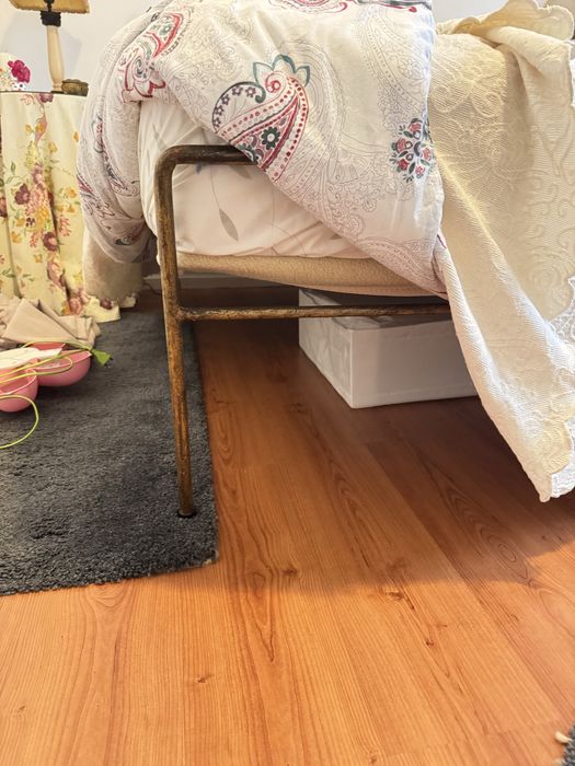 Cama de ferro antiga