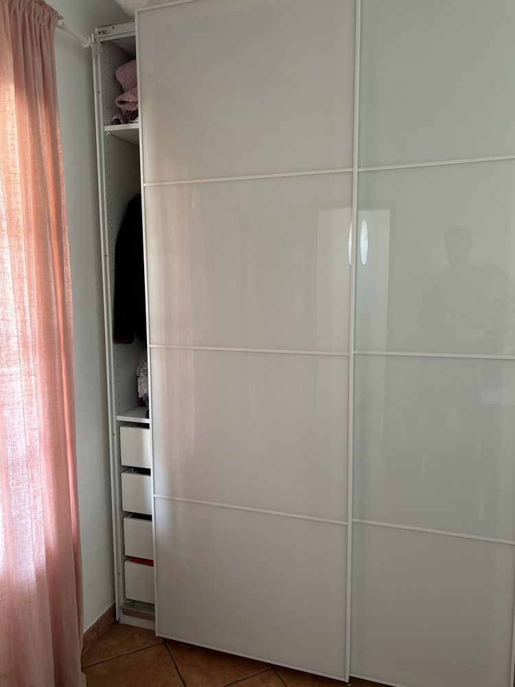 Roupeiro  PAX / AULI com portas deslizantes e vidro fosco