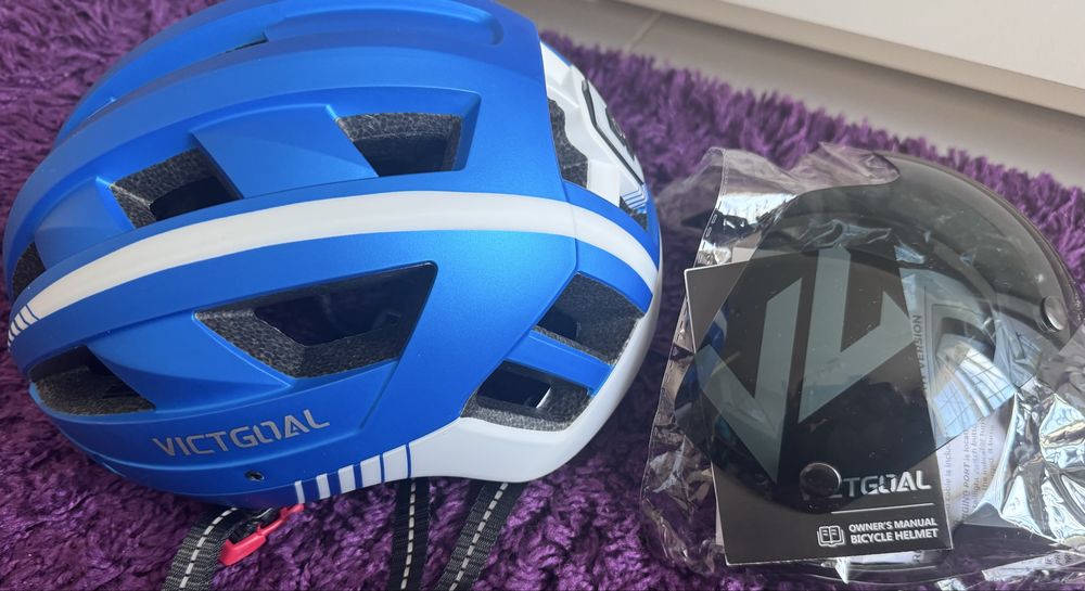 Kask rowerowy z okularami i lampką r.M