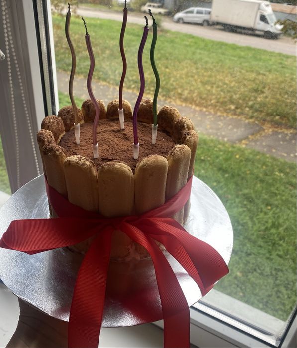 Маренгові рулети та торти Тірамісу