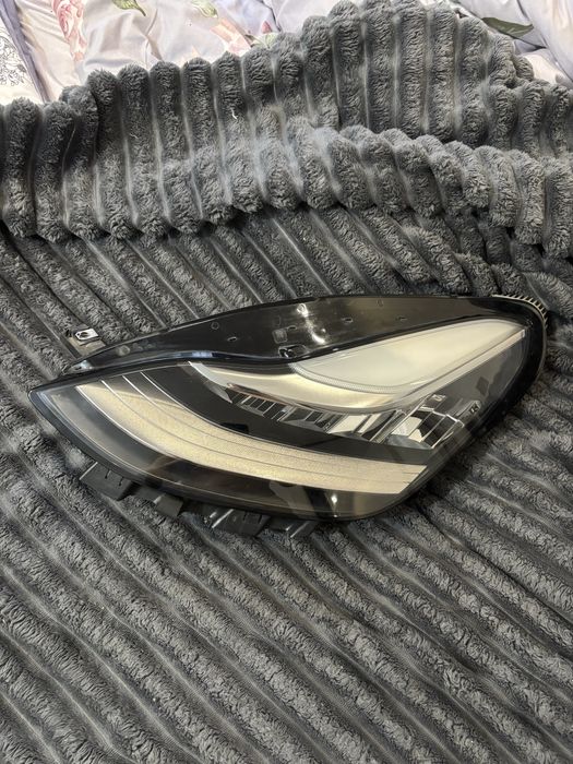 Фара тесла У оригинал целая и битая