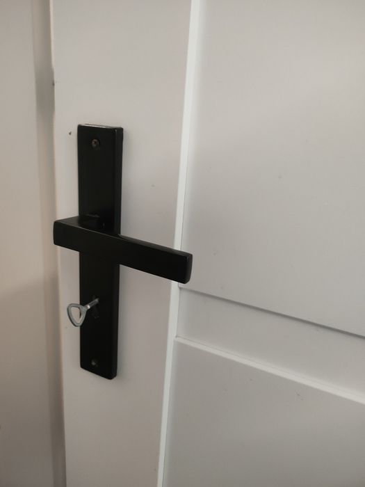 Drzwi białe prawe 90 cm wraz z ościeżnicą i klamkami