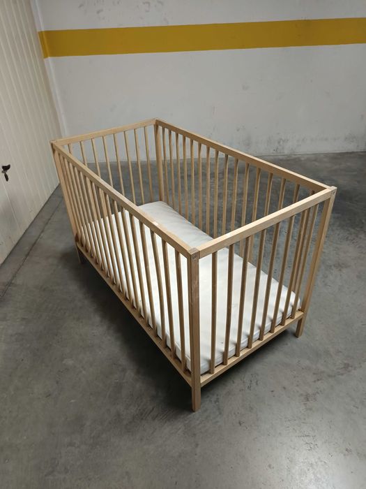 Berço com colchão.