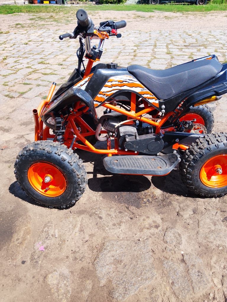 Quad spalinowy czerwony