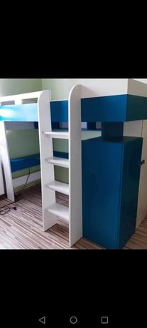 Łóżko piętrowe z biurkiem, szafą i materacem