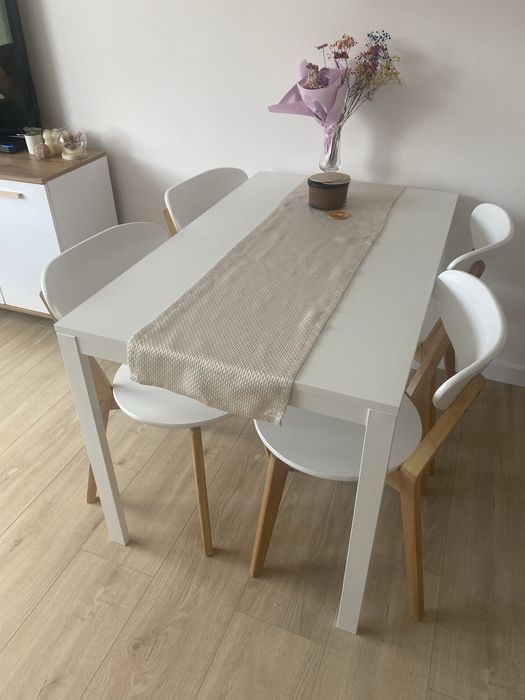 Stół rozkladany z krzesłami