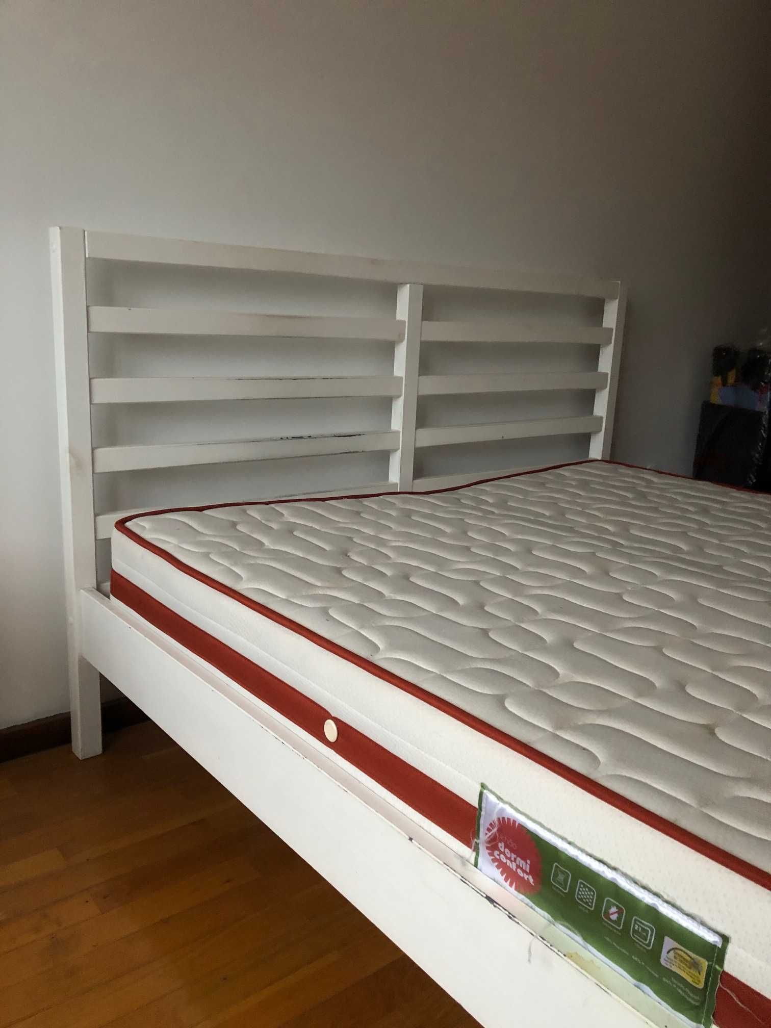 Cama de casal com colchão molaflex