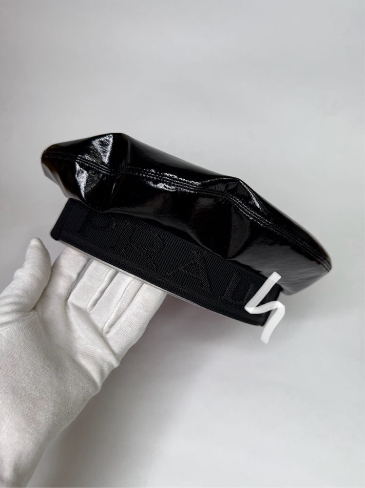Берет лакированый prada