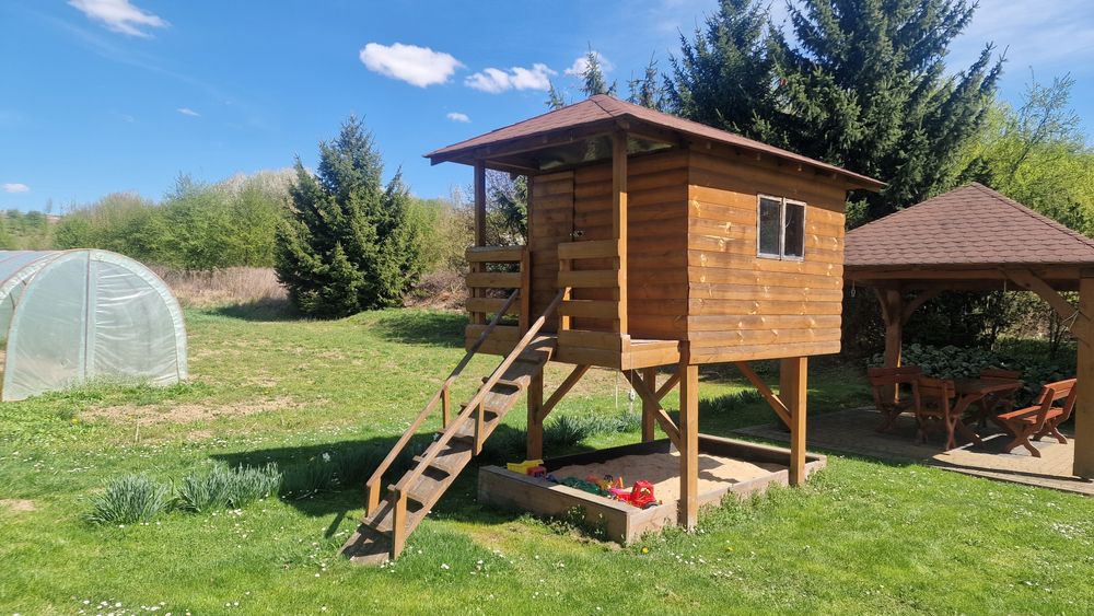 Domek dla dzieci ze zjeżdżalnią i piaskownicą