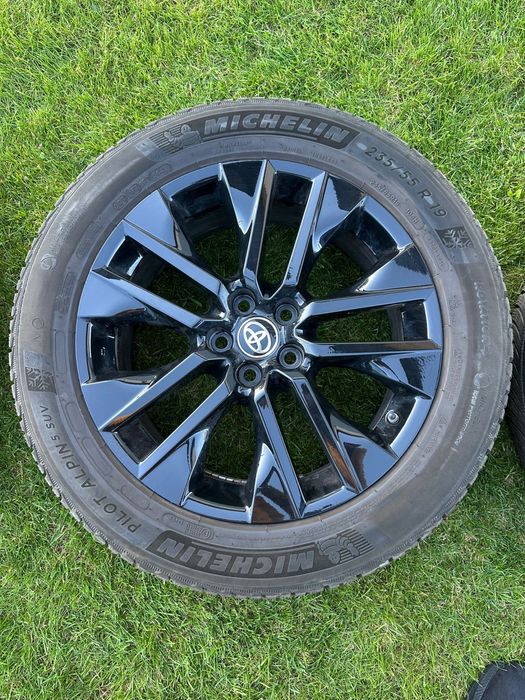 Felgi TOYOTA R19 z oponami zimowymi