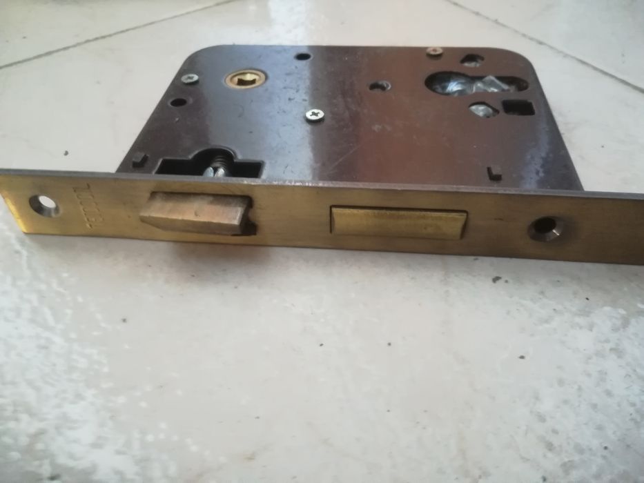 Fechadura de embutir de cilindro