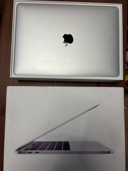Macbook Pro 2019 i5 8GB Ram 256 GB Dysk TouchBar