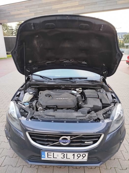 VOLVO V40 T3  2013 r. 1.6 benzyna,150 KM w pakiecie R-DESIGN - krajowe