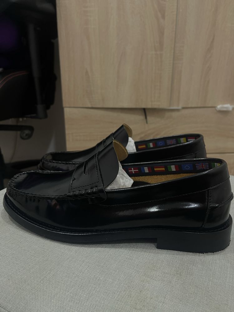 Mocassins em Pele Verniz com Travessão