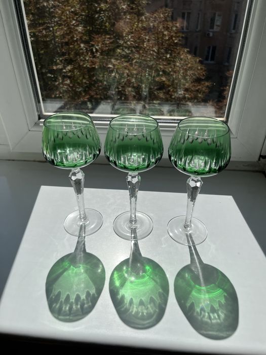 Цветной хрусталь( вазы, бокалы).