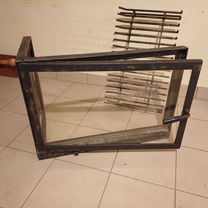 Żeliwna rama z drzwiami kominkowym komplet z rusztem.