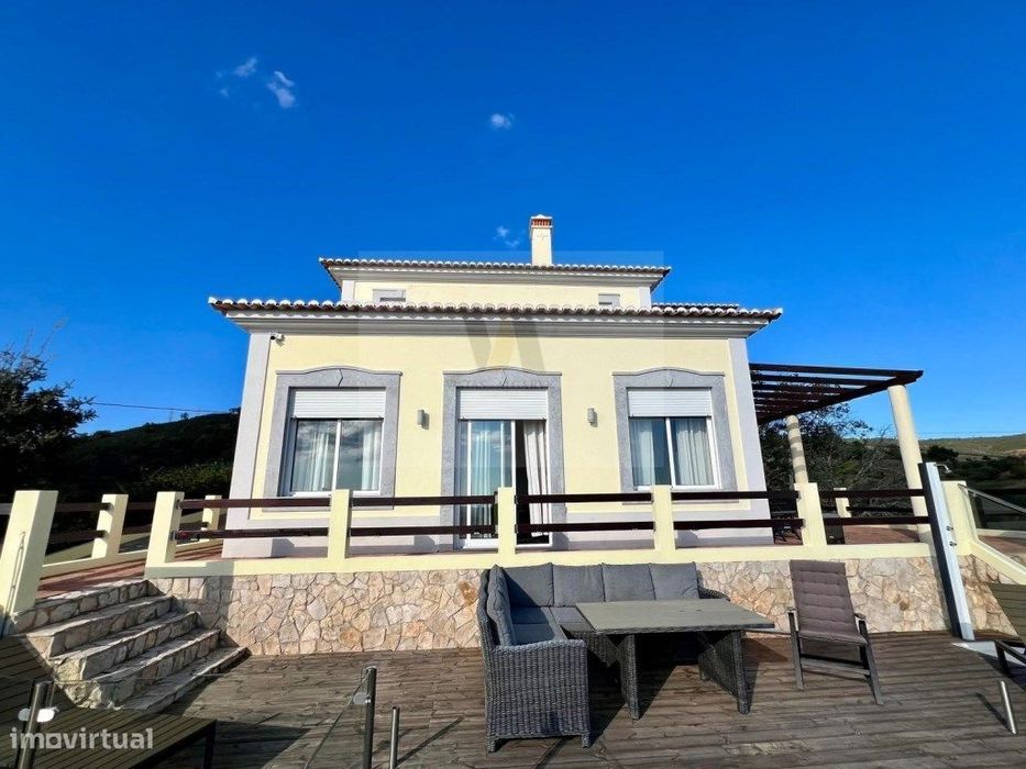 Moradia T3 com Vista Panorâmica, Jacuzzi e Pequena Vinha