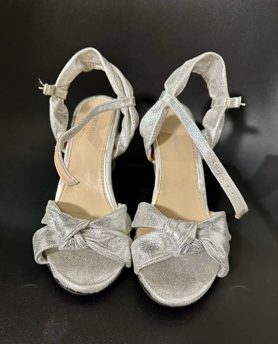 Босоножки на каблуке серебристые