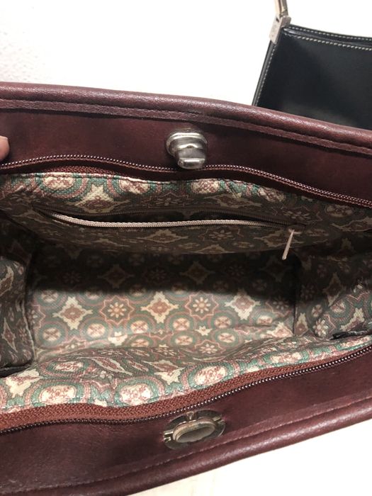 Vendo duas carteiras ,uma castanha outra preta