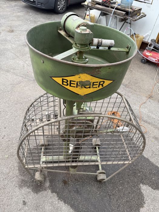 Zabytkowa maszyna do wyrzucania pilek tenisowych BERGER