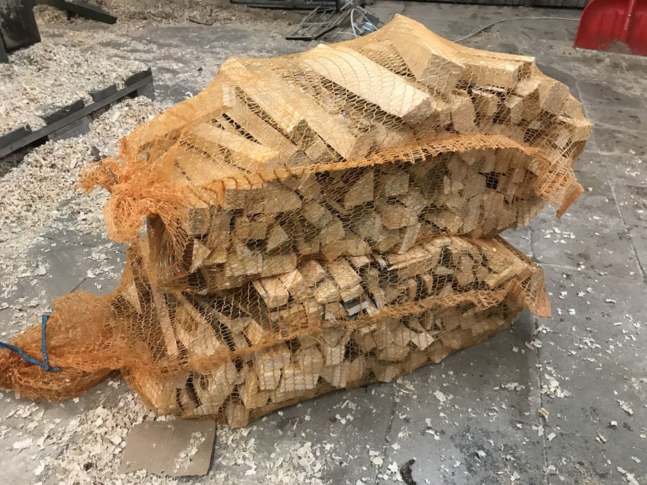Podpałka sosnowa do pieca, pakowane w worki siatkowe