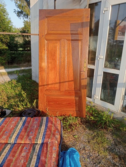 Solidne drzwi wewnętrzne lub mogą być zewnętrzne