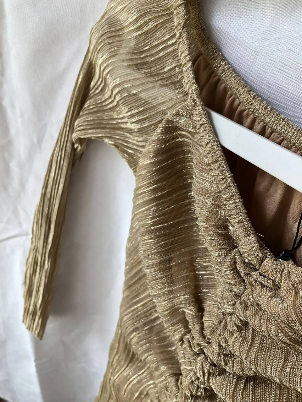 Сукня коктейльна 

Колір: золота
Тканина: сіточка з металічною ниткою