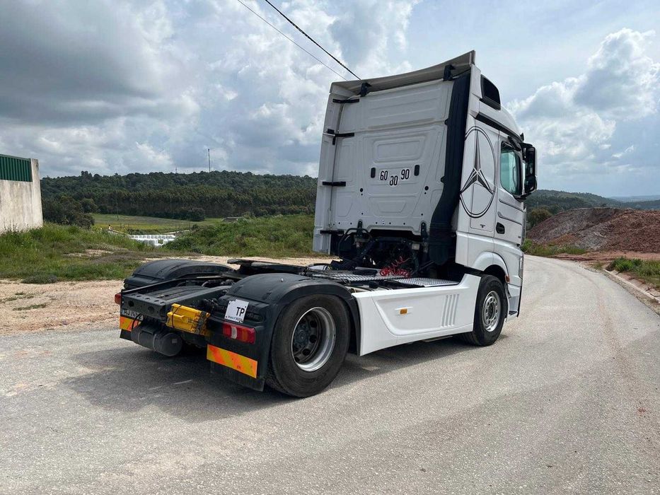 Mercedes Actros 1851