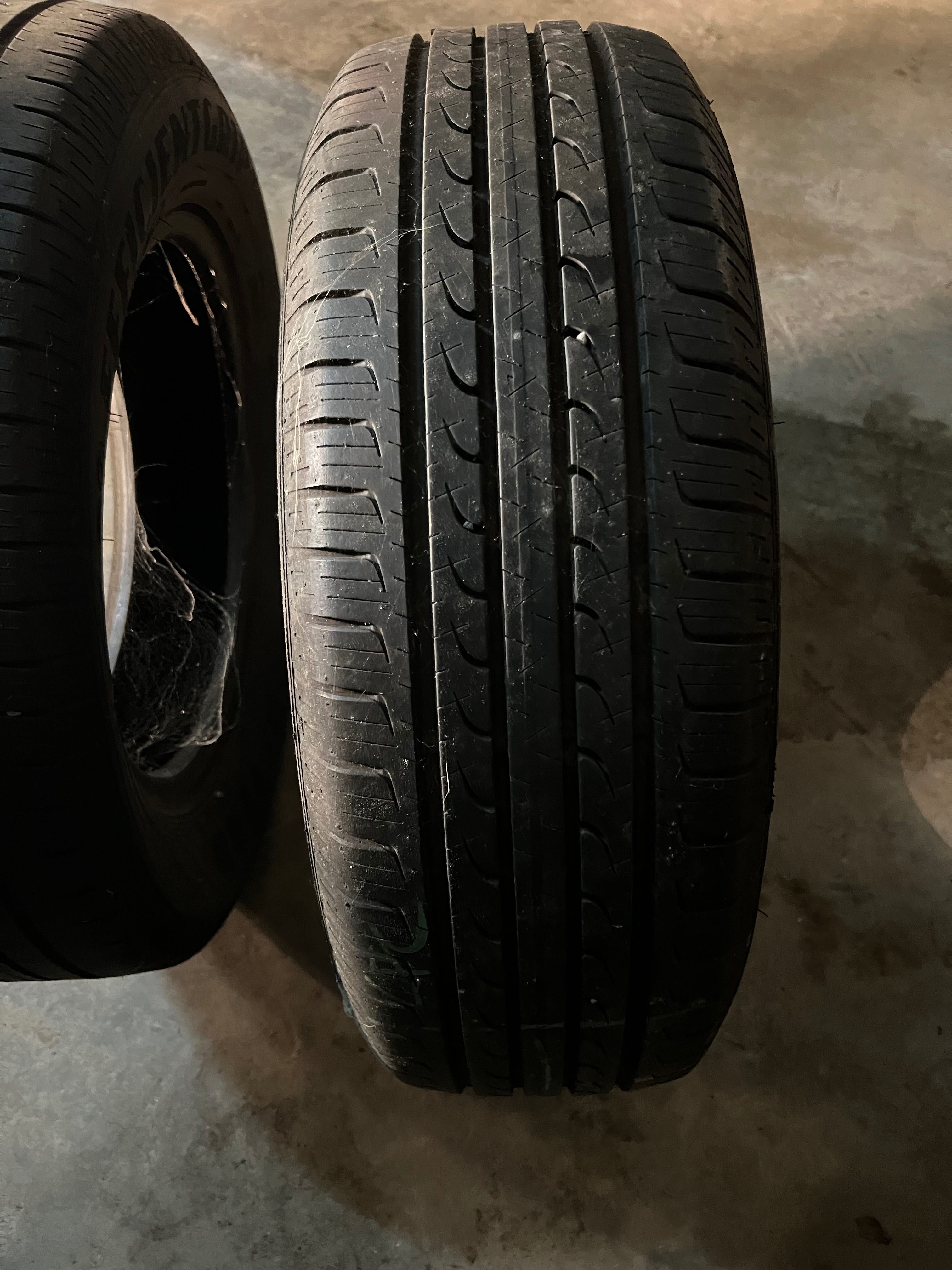 Vendo pneus 215-65R16