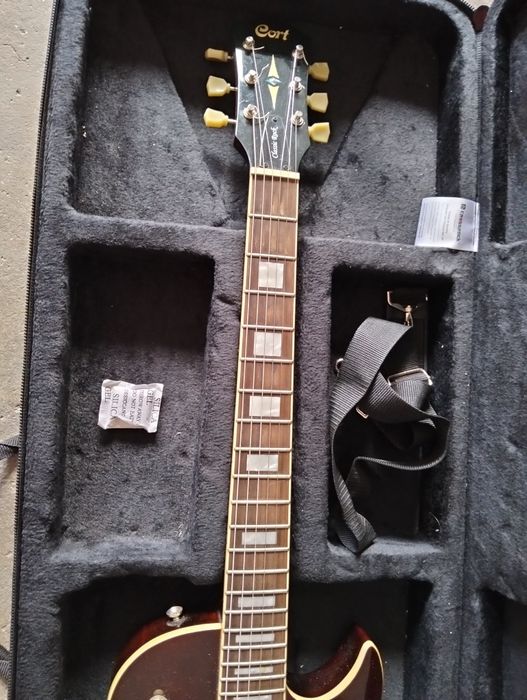 Guitarra Eléctrica CORT CR250 + estojo