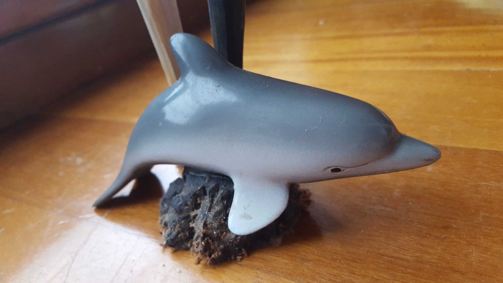 Golfinho em estátua e suporte de canetas: orca e golfinho