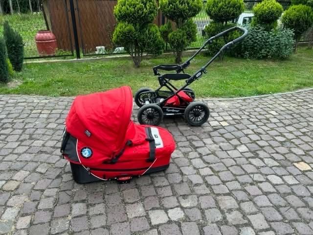 Wózek dziecięcy - czerwony, wygodny, gotowy na spacery