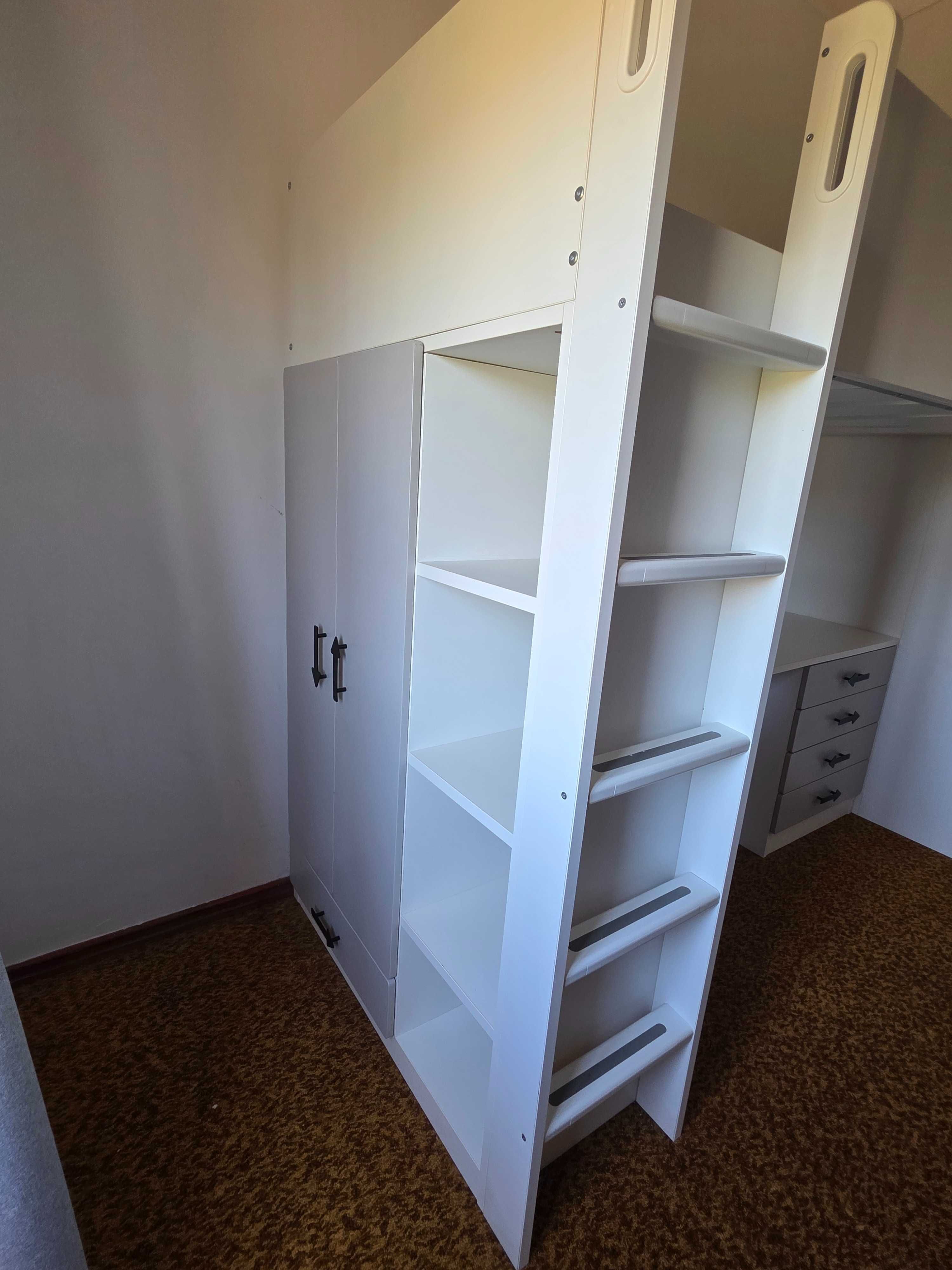 Cama alta com secretária