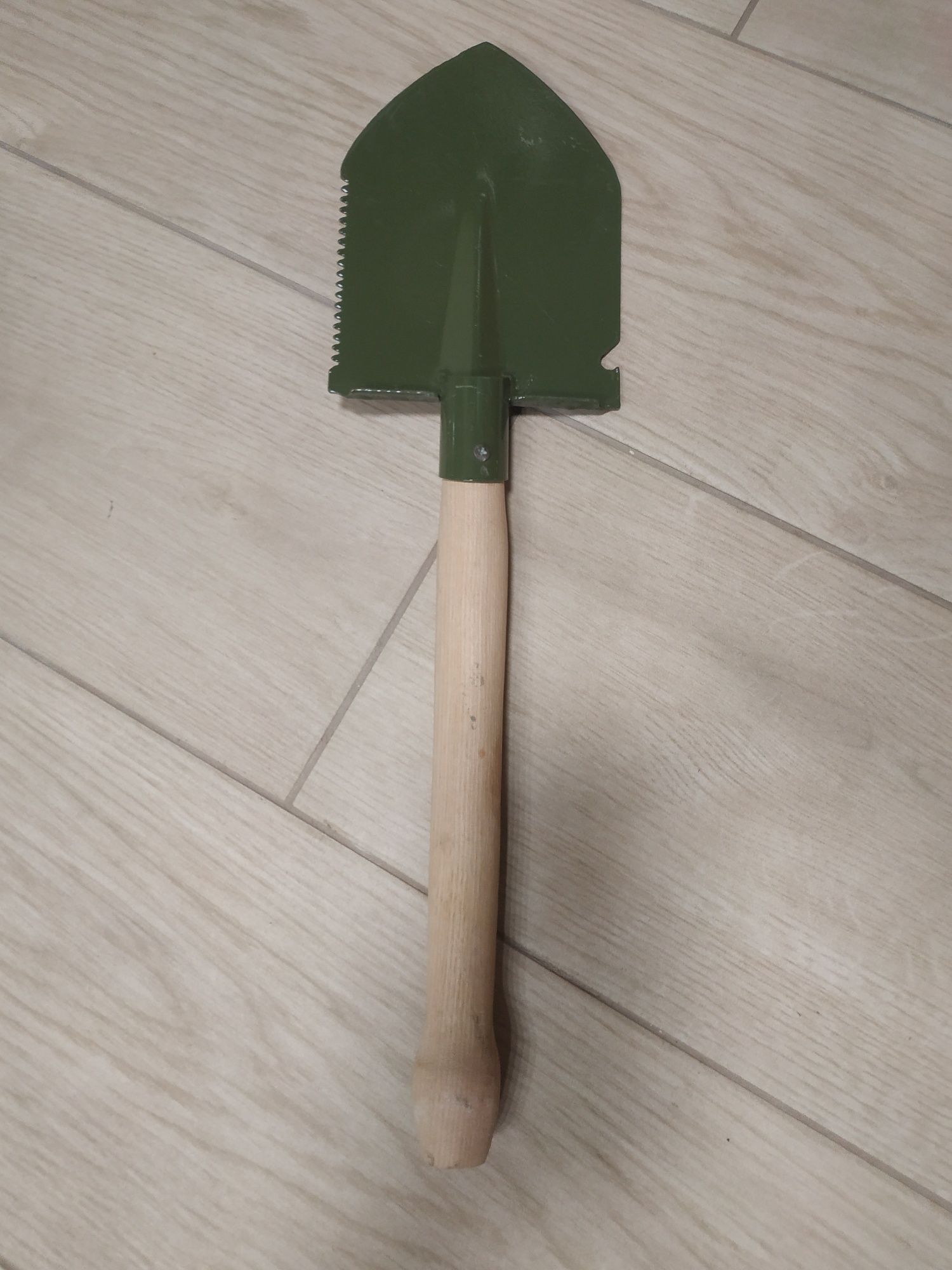 Лопата саперна чорного і зеленого кольору