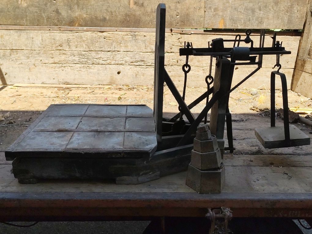 Balança  antiga e pesos