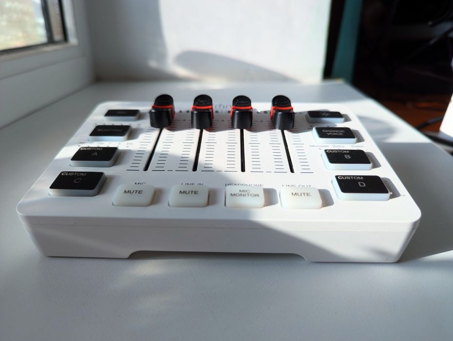 FIFINE AmpliGame SC3 — новий білий аудіомікшер для стрімів