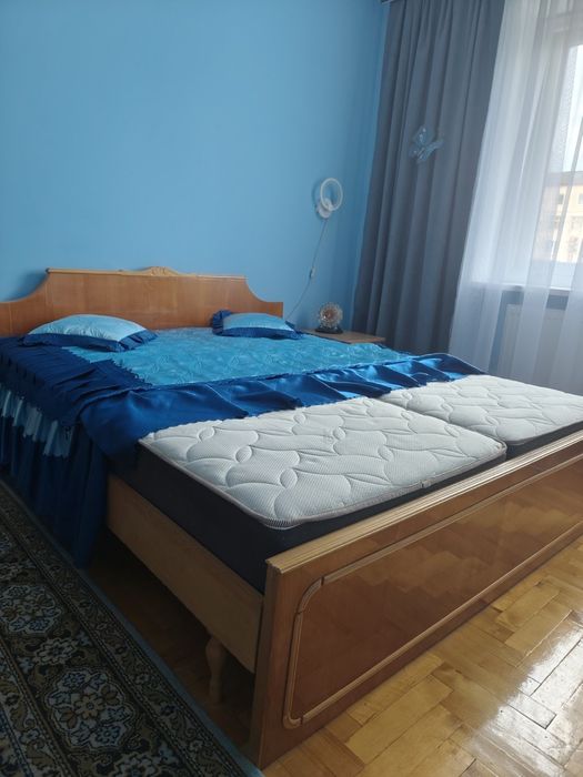 Продаю ліжко двоспальне з новими матрасами