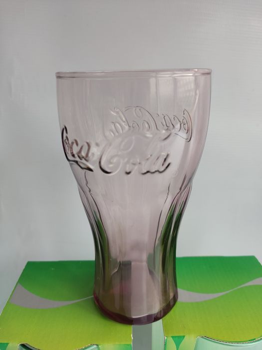 Coca-Cola copos de vidro e latas.