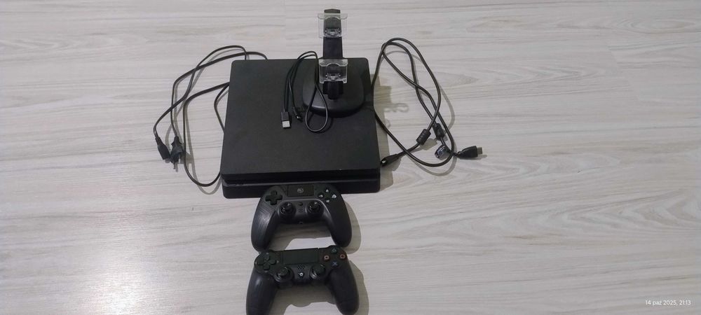 Sprzedam PS4 z dwoma padami w bardzo dobrym stanie