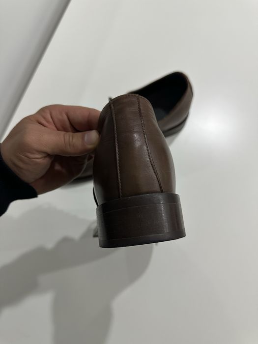 Sapatos em pele genuína com elevação