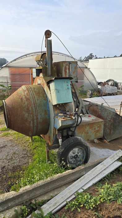 Betoneira com pá de arrasto