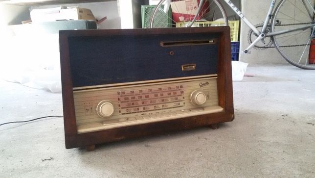 Radio antigo para decoração.