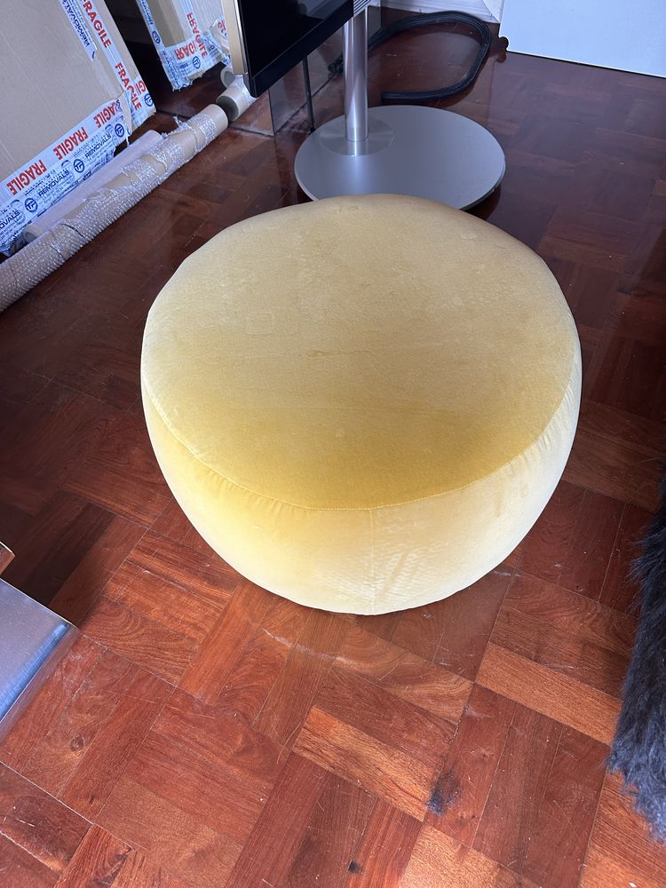Puff Amarelo de veludo