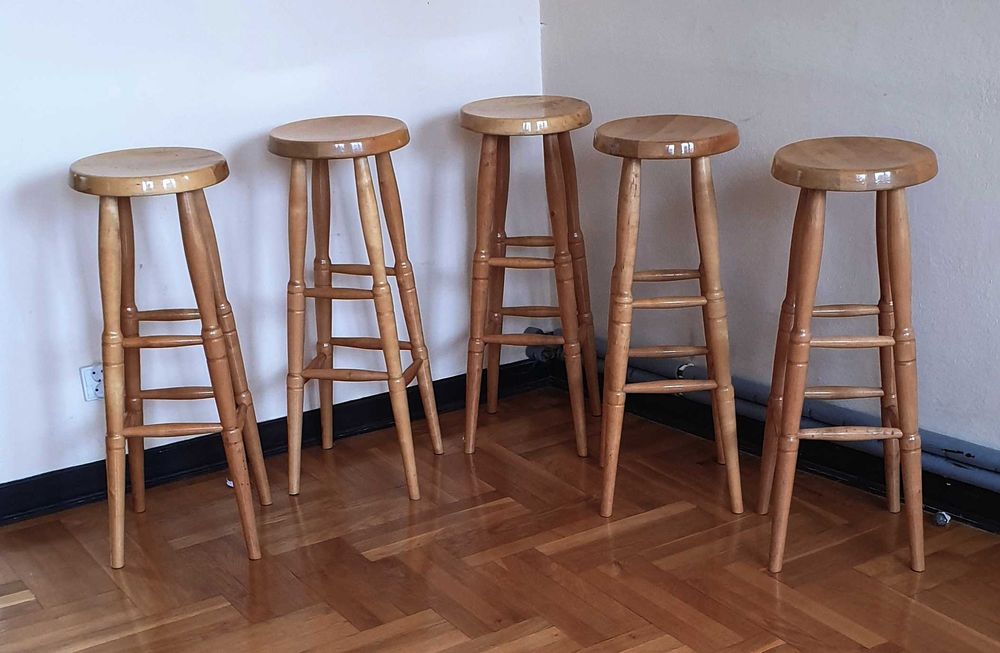 Taborety, stołki barowe, hokery,  5 szt . Stan bardzo dobry. Drewno.