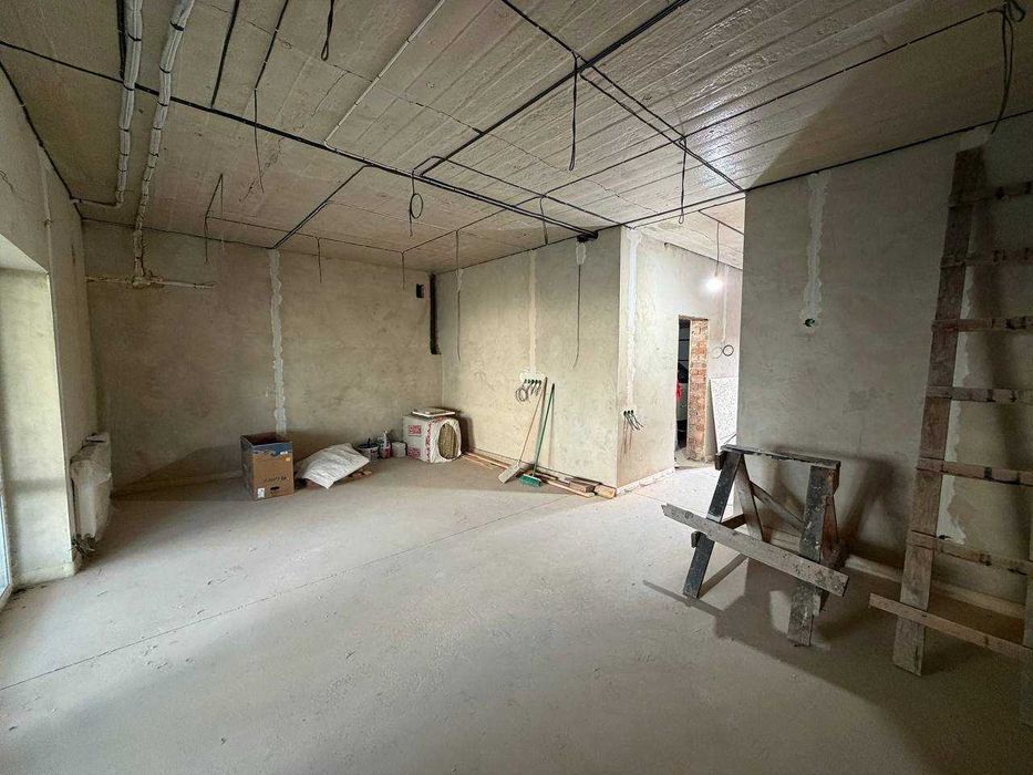 Продам зданий таунхаус в Крихівцях з чорновим ремонтом у закритому ЖК