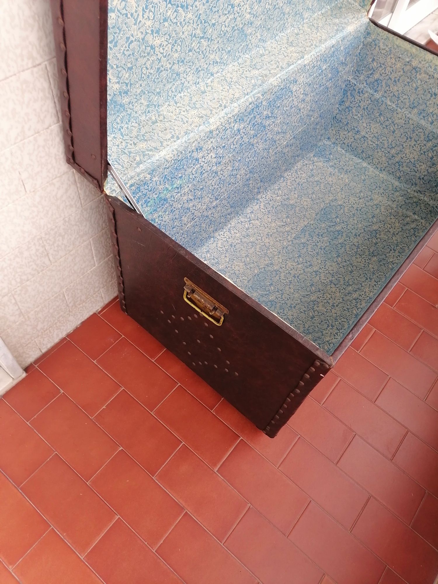 uma arca antiga em bom estado