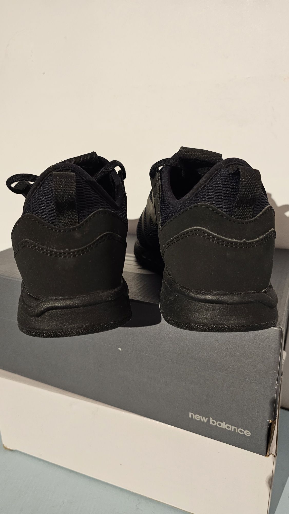 Sneakersy sportowe New Balance czarne w rozmiarze 37 / wkładka 22.5 cm